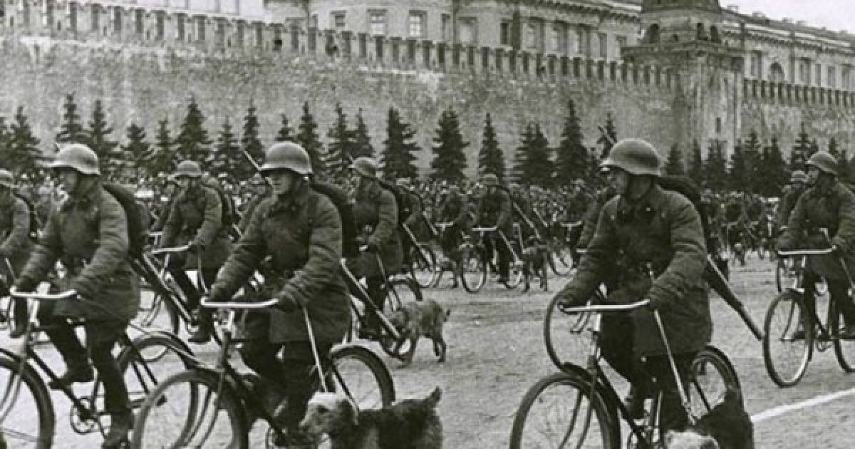 У 1945 році, 24 червня, на Красній площі у Москві пройшов перший парад, присячений перемозі у Великій Вітчизняній війні.