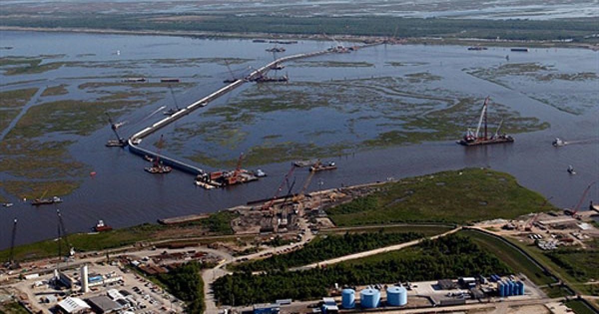 Фахівці попереджають, що нафта надовго закриє можливість рибного промислу, створить загрозу для екосистем, а також різко скоротить потік туристів до цих місці, які раніше славилися своїми природними заповідниками. / © AFP