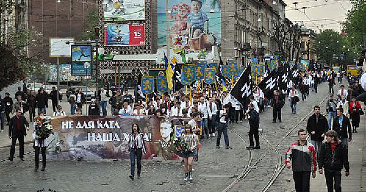 Близько двох тисяч націоналістів пройшлись містом, в руках вони несли прапори та символіку воїнів "Галичини". / © Opir.Info
