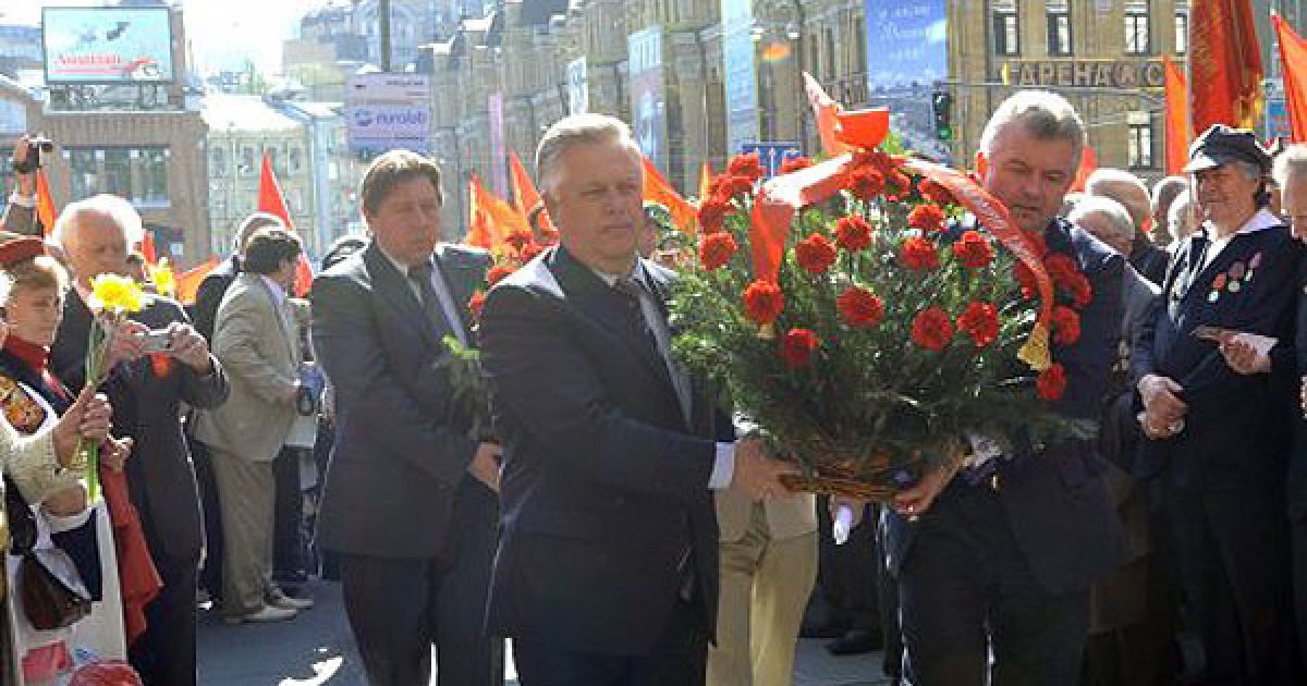 Лідер Комуністичної партії України Петро Симоненко поклав квіти до пам'ятника Володимиру Леніну в рамках святкування Дня солідарності трудящих. / © УНІАН
