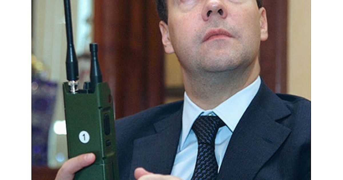 Росія, Москва. Президент Росії Дмитро Мєдвєдєв дивиться на рацію walkie-talkie під час візиту до одного з московських військкоматів. 21 травня російський суд відхилив позов журналіста одного з провідних видань до партії "Єдина Росія". Журналіст позивався до лідера партії "Єдина Росія", через заяву, що стаття журналіста про вибухи у московському метро пов'язана з "терористами". / © AFP