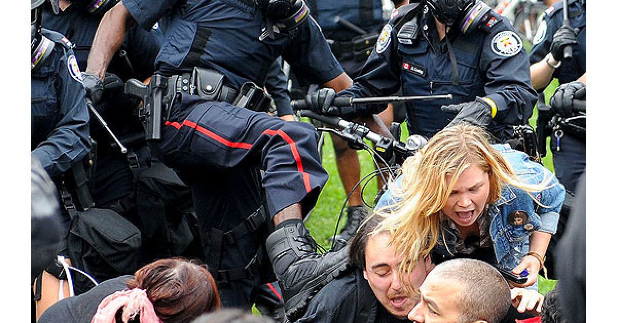 Канада, Торонто. поліцейські розштовхують учасників мирної демонстрації, які відмовились розходитись. У Торонто закінчився саміт "Великої вісімки" і розпочався саміт "Великої двадцятки". В місті пройшли масові акції протесту, сталося кілька зіткнень між демонстрантами і поліцією. Деякі демонстрації були мирними, а під час інших протестувальники-анархісти трощили магазини.