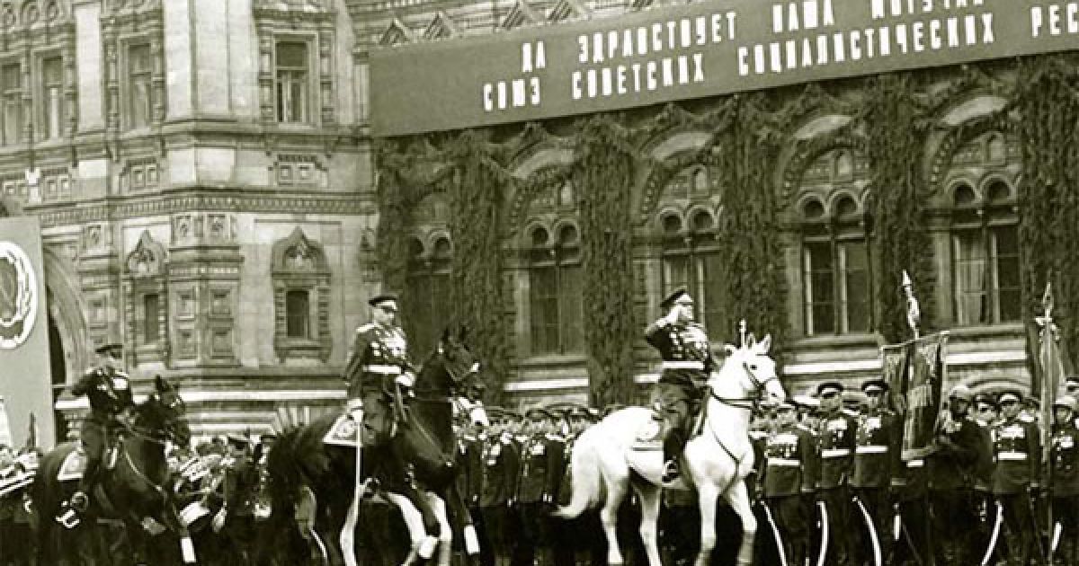 У 1945 році, 24 червня, на Красній площі у Москві пройшов перший парад, присячений перемозі у Великій Вітчизняній війні.