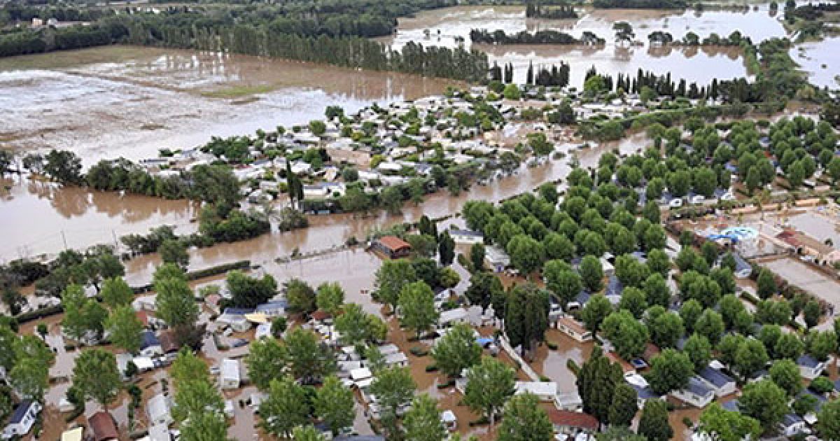Жертвами повені на півдні Франції стали 20 людей. Сильні зливи не припиняються в регіоні вже третю добу, влада не виключає, що кількість загиблих може зрости. / © AFP