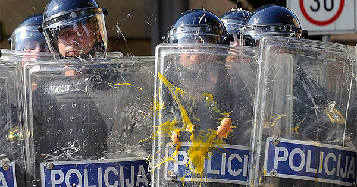Словенія, Любляна. Студенты кидають яйця у поліцейських під час акції протесту перед будівлею парламенту в Любляні. Студенти провели демонстрацію проти обмежень, які було введено на роботу для студентів. Крім того, уряд повідомив, що планується урізання стипендій і витрат на харчування для студентів, щоб виконати програму зі скорочення дефіциту бюджету.