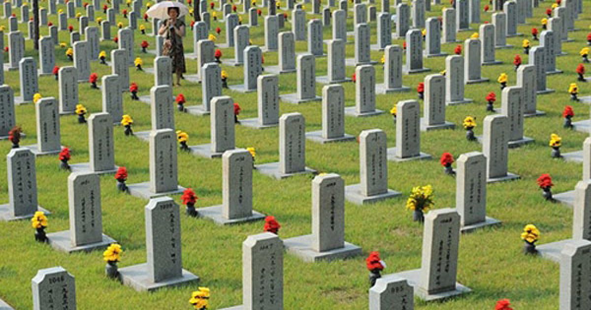 Республіка Корея, Сеул. 71-річна До Хі Сук дивиться на пам&#039;ятник свого старшого брата, який помер у 1951 році під час корейської війни, на національному цвинтарі у Сеулі. Обидві Кореї, Північна і Південна, відзначили 60-ту річницю початку корейської війни. / © AFP