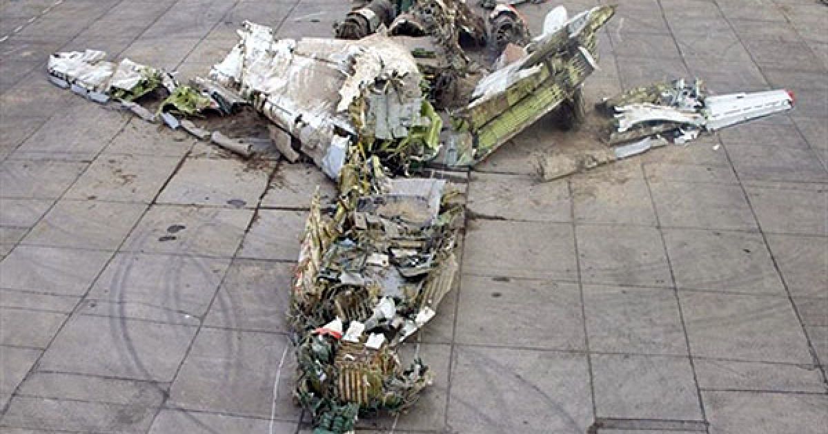 Росія, Москва. Міждержавний авіаційний комітет розповсюдив фотографії уламків Ту-154, на якому розбився польський президент Лех Качинський. Міждержавний авіаційний комітет підтвердив, що за кілька секунд до авіакатастрофі літака Качинського в кабіні знаходилися сторонні особи. Джерела називають директора дипломатичного протоколу МЗС та командувача Військово-Повітряних сил Польщі. / © AFP