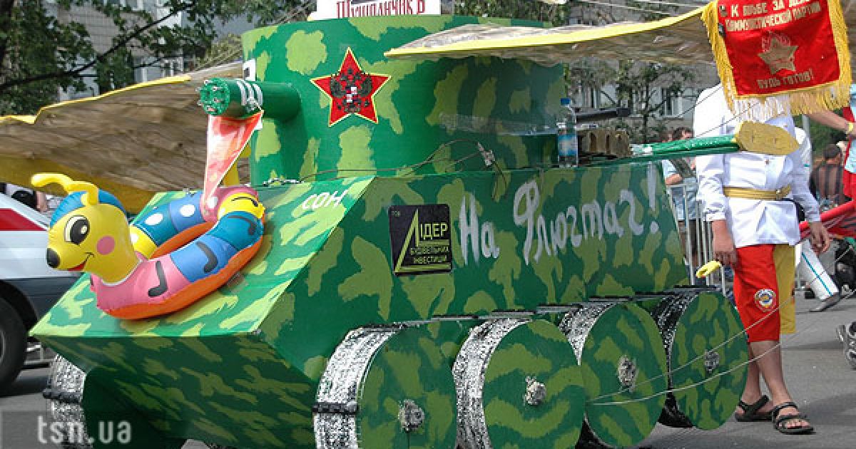 Херсонські воїни "Імперські соколи" на танку.