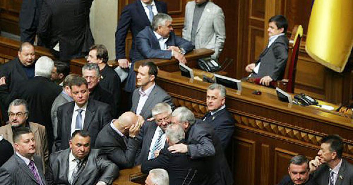 Ще 10 представників провладної фракції розмістилися в президії. / © УНІАН