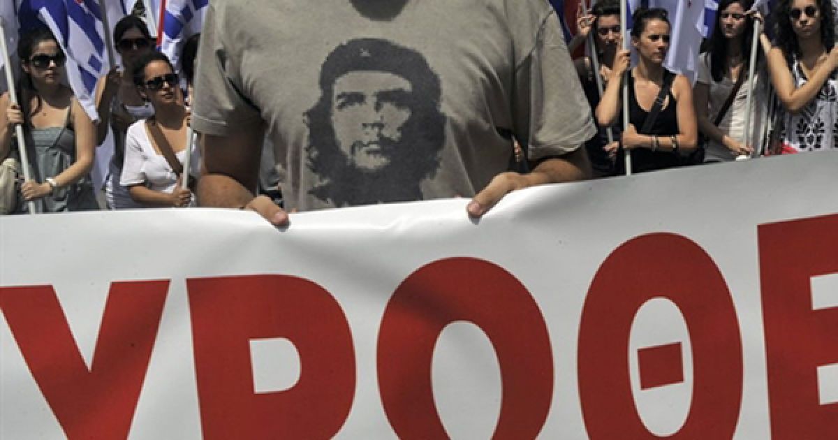 У Афінах страйкують прихильники Комуністичної партії, які незадоволені скороченням соціальних виплат. Через хвилю страйків та масових заворушень , які розпочалися кілька місяців тому, туристична індустрія Греції фактично зруйнована. / © AFP