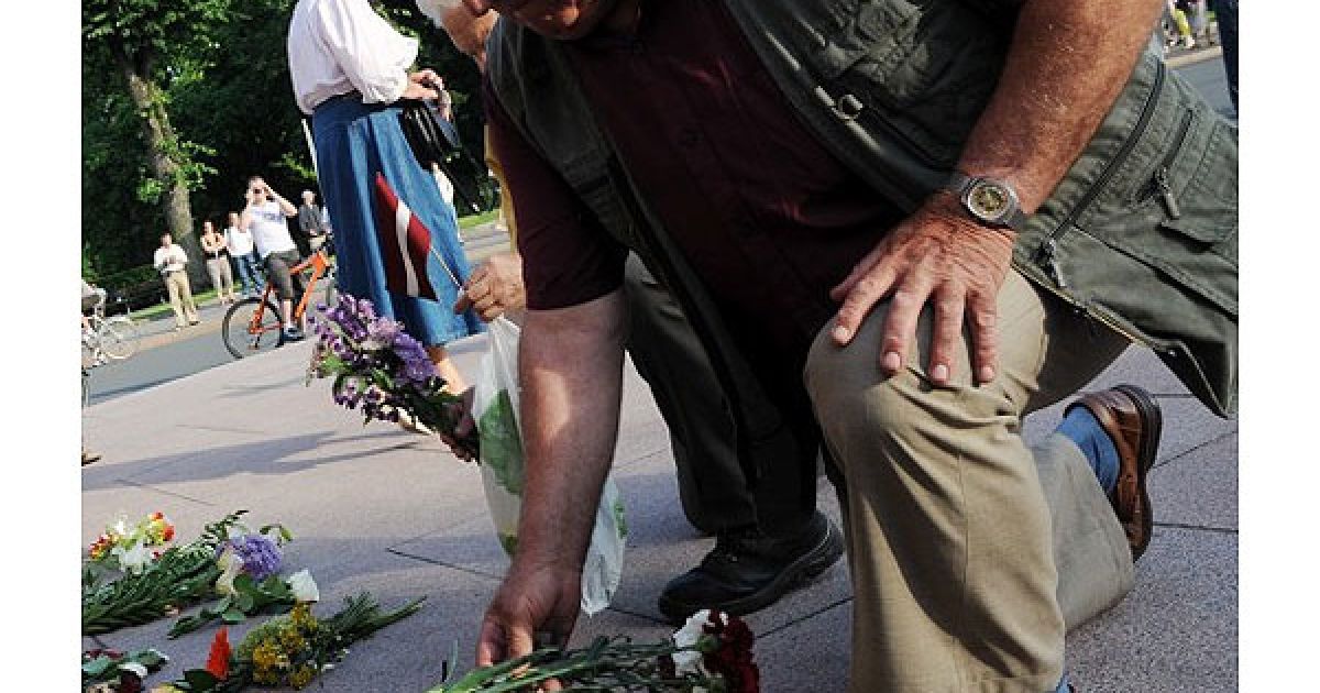 Окремі учасники акції латвійських націоналістів дійшли до монументу, де вони поклали до пам'ятника квіти і дали інтерв'ю журналістам.