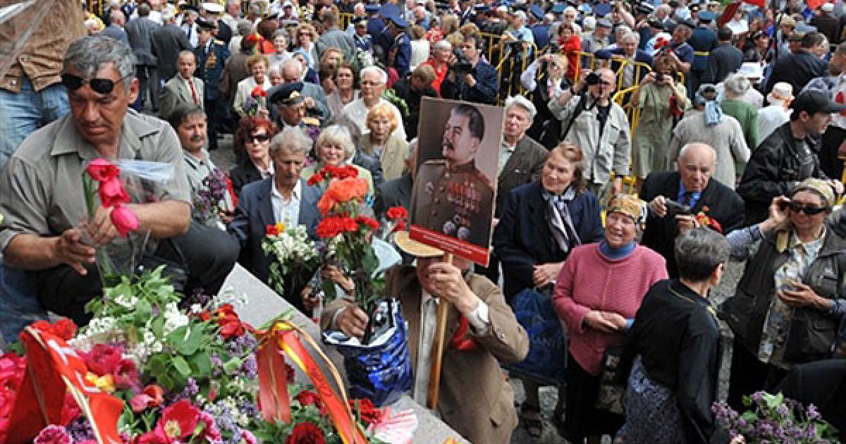 У Запоріжжі прихильники комуністичної партії України провели урочисте відкриття пам'ятника Йосипу Сталіну, приурочене до Дня Перемоги 9 травня. / © AFP