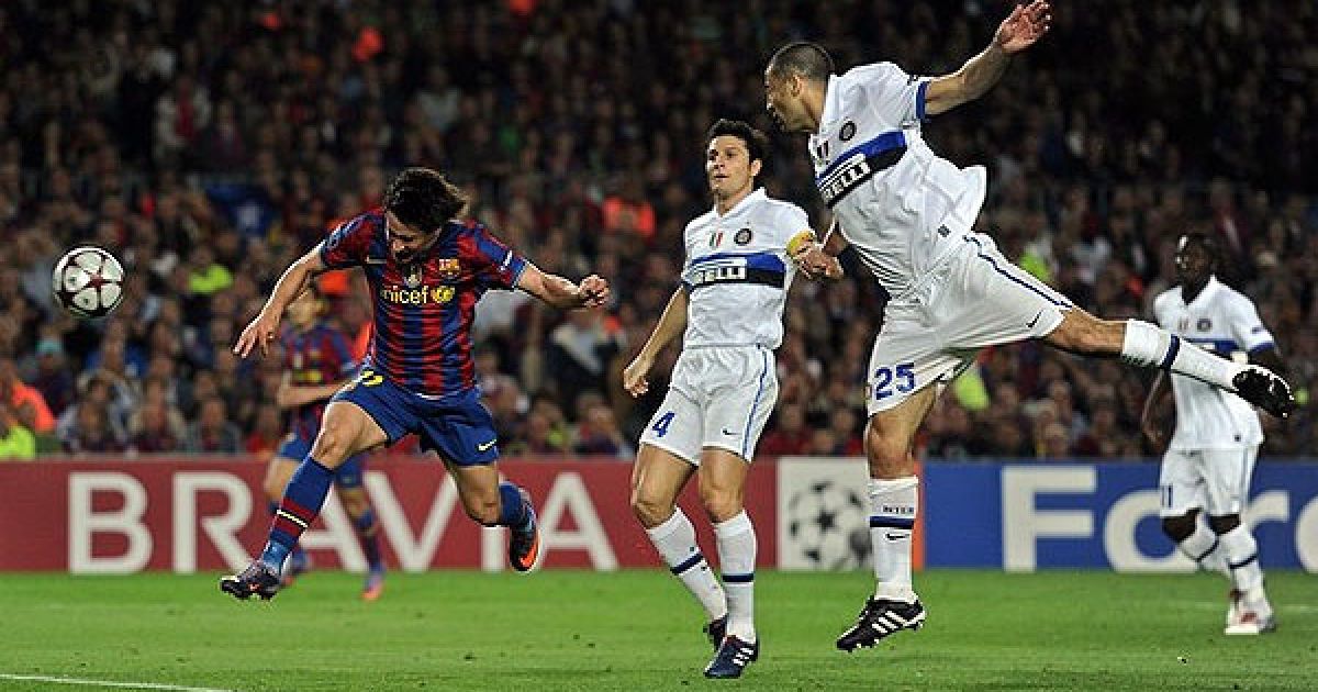Бояну Кркічу ("Барселона") забити гол у ворота "Інтера" завадили Хав’єр Занетті та Вальтер Самуель. / © AFP