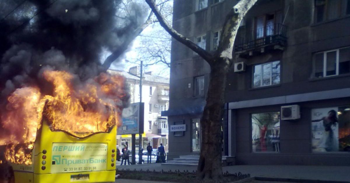 5 травня в центрі Одеси під час руху загорілося маршрутне таксі "Богдан" з пасажирами.