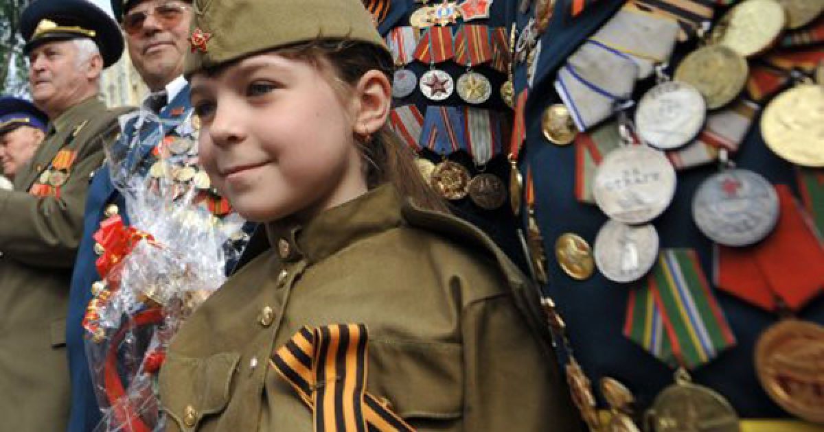 Ветерани прийшли подивитися парад разом з онуками