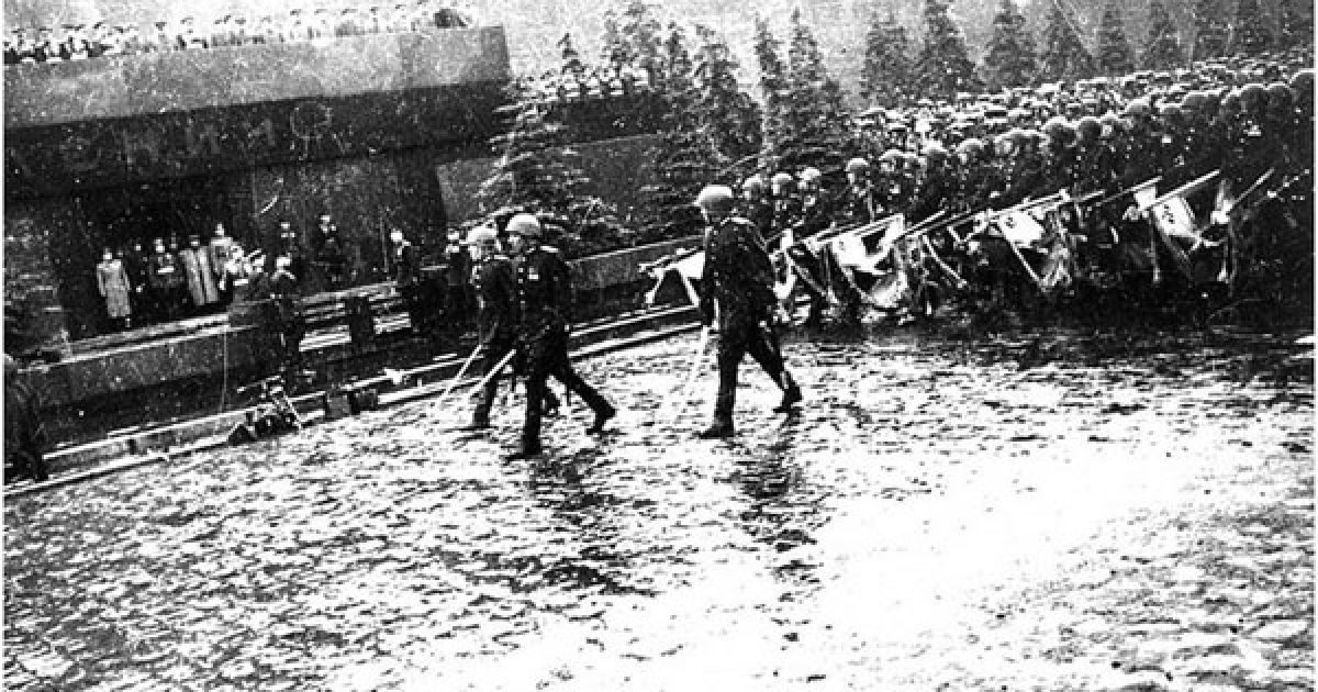 У 1945 році, 24 червня, на Красній площі у Москві пройшов перший парад, присячений перемозі у Великій Вітчизняній війні.
