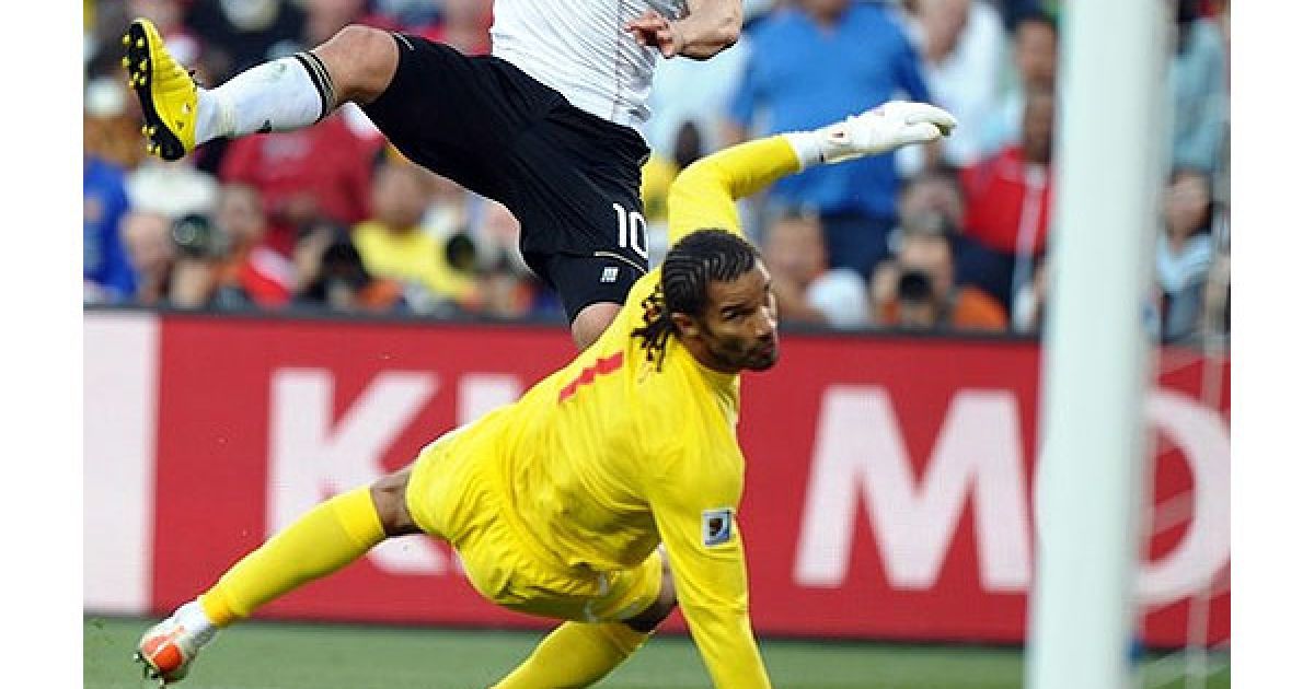 Лукаш Подольскі забив другий гол у ворота англійців на 32-й хвилині. / © Getty Images/Fotobank