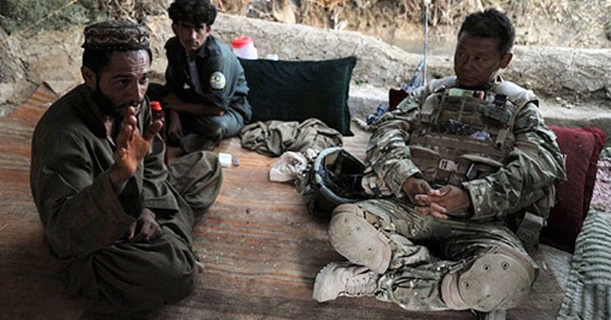 Капітан Дайліп Гурунг (праворуч), командир взводу 1-го стрілкового батальйону королівських гуркхів, розмовляє з місцевим жителем села Нахр-Е-Сарай, провінція Гільменд. / © AFP