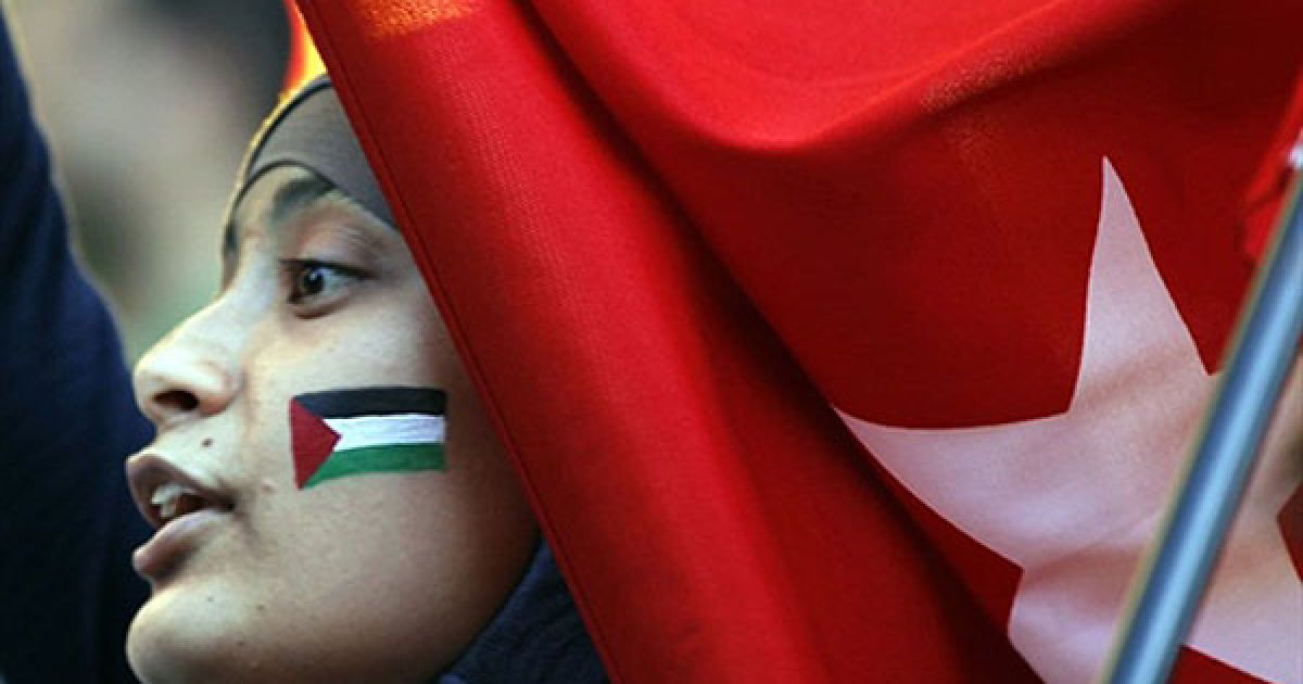 Франція, Париж. Пропалестинська акція пройшла у Парижі. Мітингувальники, які тримали палестинські прапори, вимагали припинити блокаду сектора Газа і засудити напад ізраїльського спецназу на "Флотилія свободи". Міжнародний тиск здійснюється на Ізраїль з метою провести незалежне розслідування кривавого рейду. / © AFP