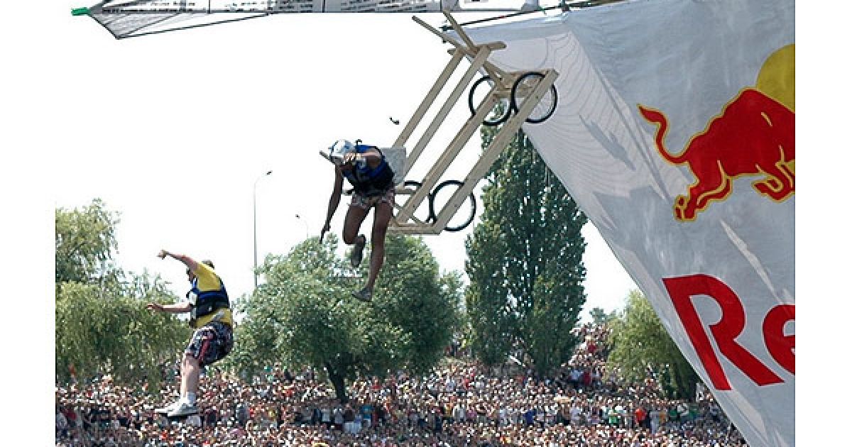 Львівська команда "Pozitiff People" на паперовому літачку.