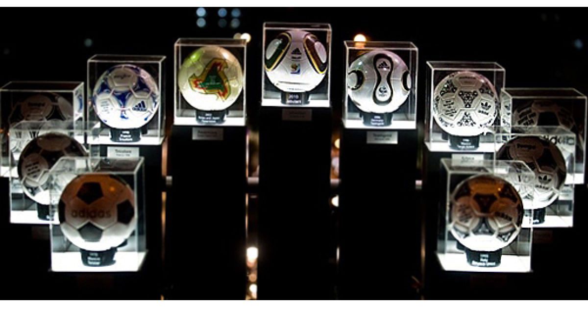 Виставка м&rsquo;ячів, які використовувалися у Чемпіонатах Світу різних років у Каракасі, Венесуела. Цього року буде використовуватися м&rsquo;яч, створений компанією Adidas, під назвою "Джабулані". / © AFP