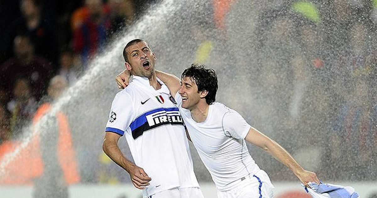 У півфіналі підопічні Жозе Моурінью за сумою двох зустрічей здолали минулорічного переможця турніру "Барселону". Форвард "Інтера" Альберто Міліто Дієго (праворуч) та захисник "Інтера" Вальтер Самуель святкують вихід у фінал Ліги чемпіонів. / © AFP