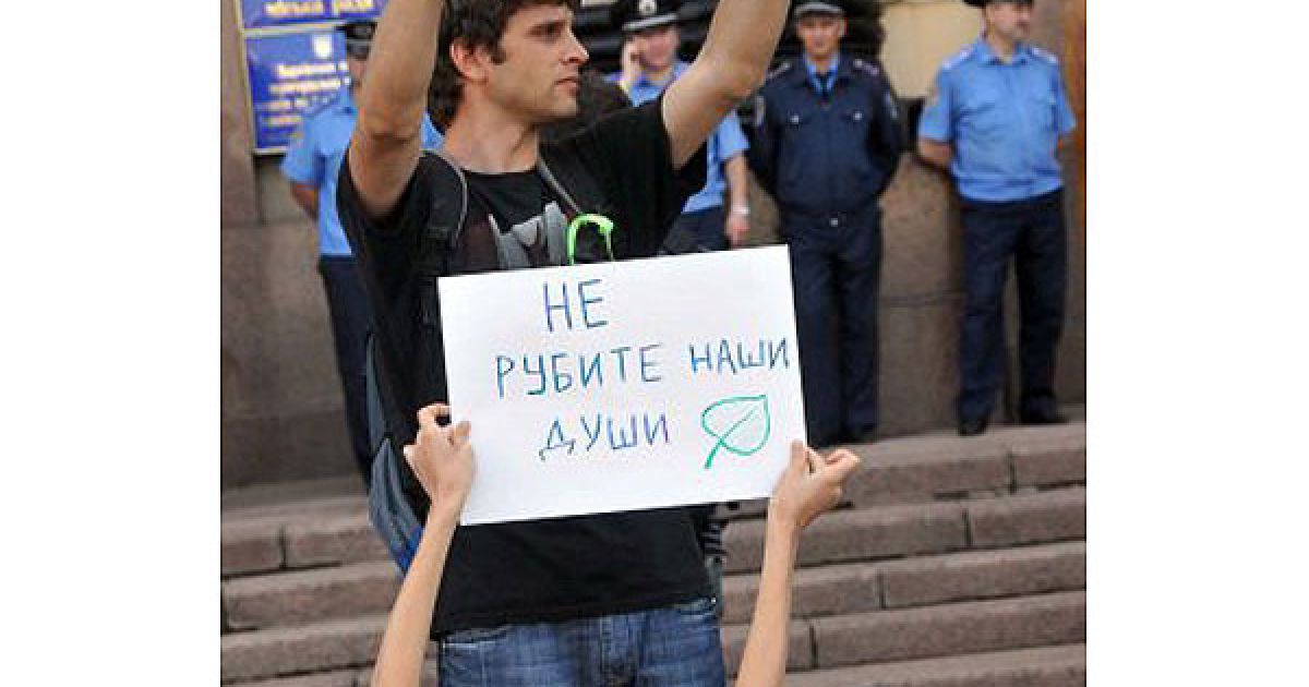 2 червня міліція разом з будівельниками і членами т. зв. "муніципальної охорони" остаточно знищили наметовий табір захисників харківського Парку Горького. / © УНІАН