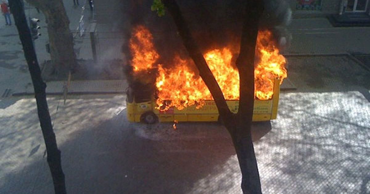 5 травня в центрі Одеси під час руху загорілося маршрутне таксі "Богдан" з пасажирами. / © revisor.od.ua