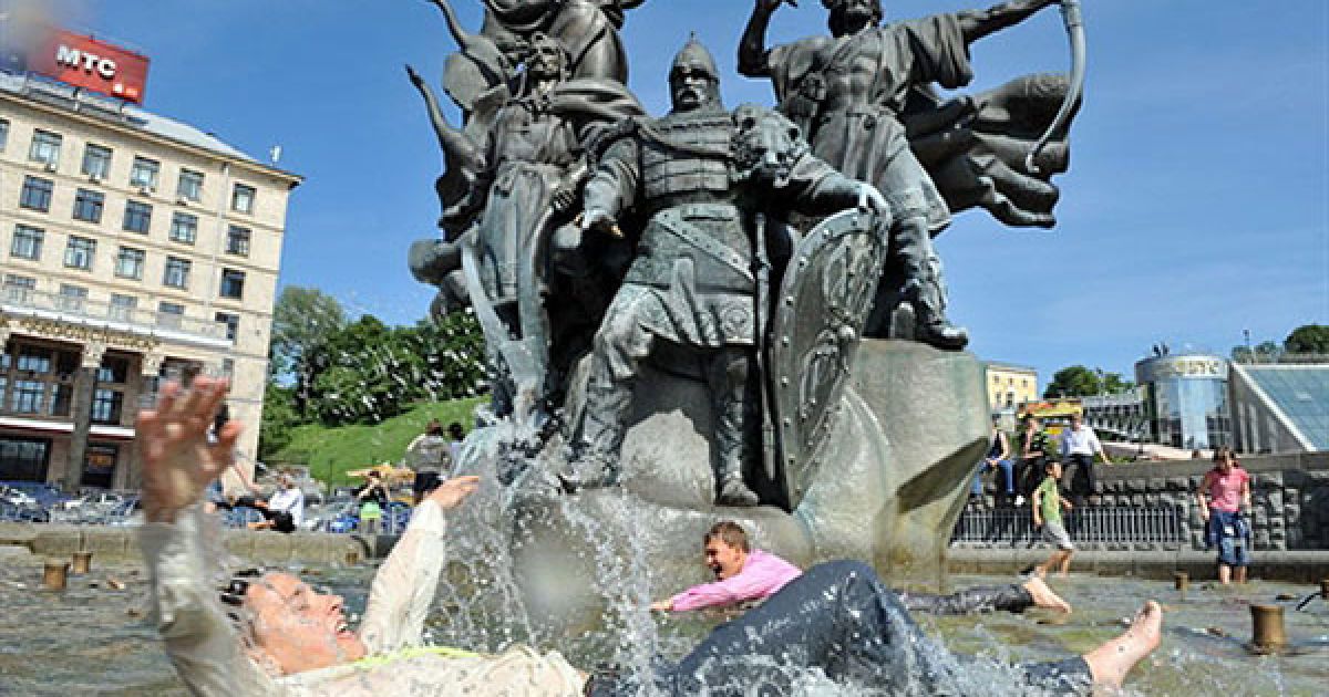 28 травня у школах Києва і Львова пролунали останні дзвоники. Фото: AFP / © AFP