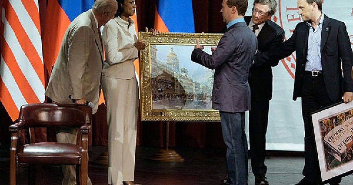 Дмитро Мєдвєдєв подарував Стенфордському університету картину із зображенням Санкт-Петербургу / © AFP