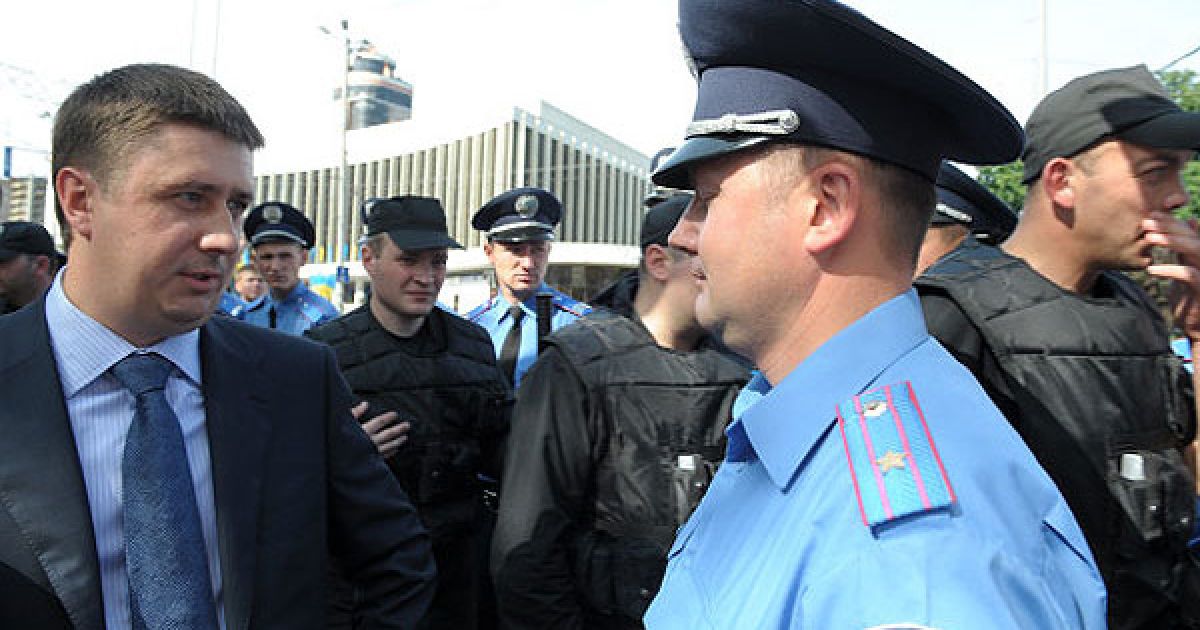 Народний депутат В&rsquo;ячеслав Кириленко спілкується з представником міліції. / © zaukrainu.org