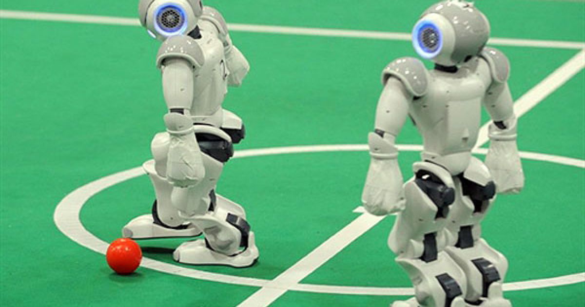 Сінгапур. Роботи грають у футбол під час Чемпіонатіу RoboCup 2010 у Сінгапурі. У найбільшій у світі події у галузі робототехніки, чемпіонаті "RoboCup 2010", який вперше почався у Південно-Східній Азії, беруть участь більше 4 000 конкурентів з більш ніж 40 країн світу. Програма "RoboCup 2010" також передбачає проведення симпозіумів, виставок, на яких будуть представлені новітні розробки у галузі робототехніки. / © AFP