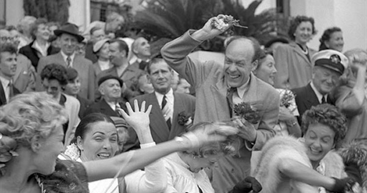 1953 рік. Квіткові бої на відкритті 7-го міжнародного Каннського кінофестивалю / © AFP