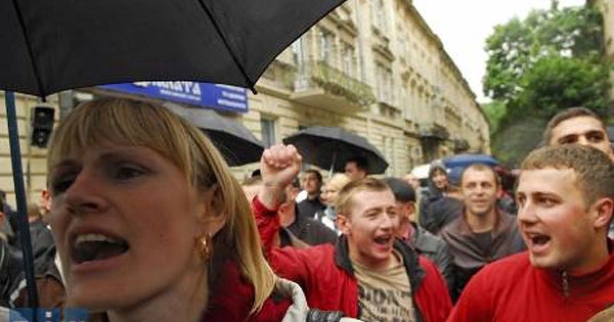 Опозиціонерам із ВО "Свобода" вдалось прорвати кордон до Віктора Януковича, але їх зупинив "Беркут". / © zik.com.ua