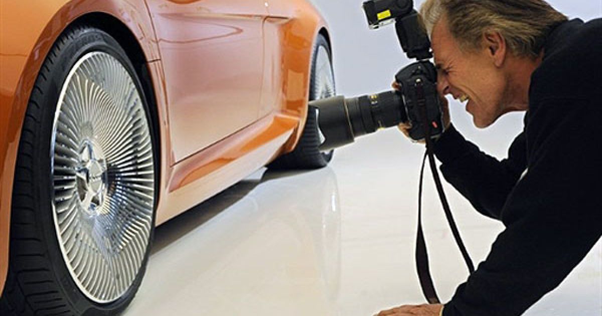 Німеччина, Інгольштадт. Фотограф знімає колесо електромобіля Audi, презентованого на загальних зборах акціонерів компанії у Інгольштадті. Audi залишається найприбутковішою з 7 автокомпаній, що входять до концерну VW. / © AFP