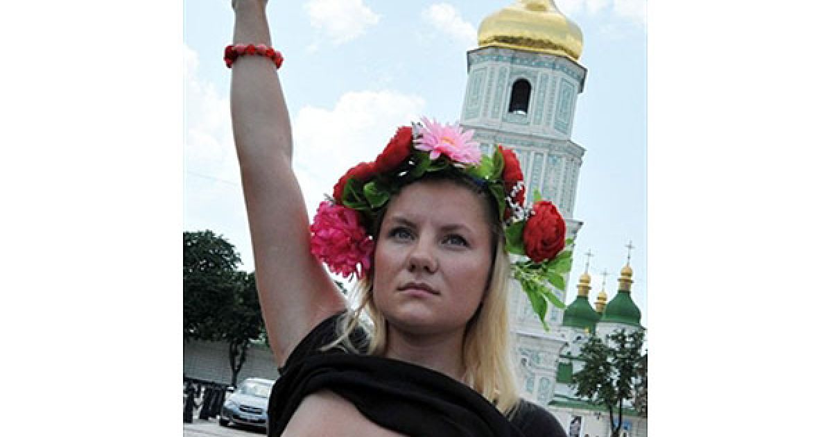 Активістки жіночого руху FEMEN звернулись до Гілларі Клінтон з проханням навчити український уряд гендерній рівності та демократії. / © AFP