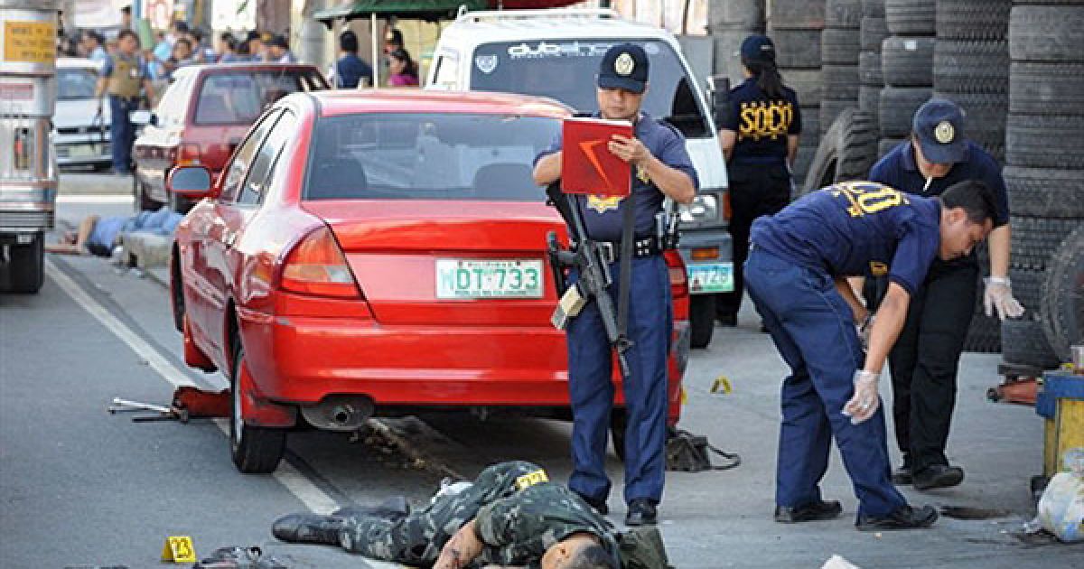 Філіппіни. Збройні поліцейські на місці перестрілки. Кілька військовослужбовців супроводу безпеки кандидата у Конгрес Дель Абая загинули в результаті сутички між охороною Абая і поліцією. / © AFP