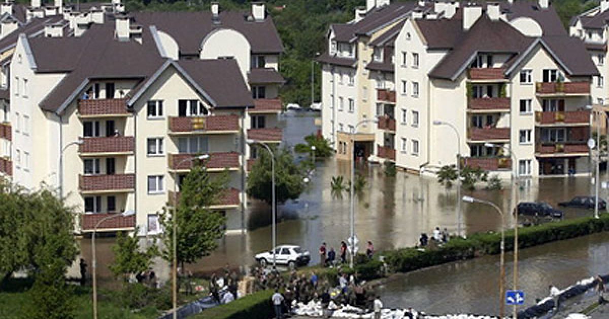 "Велика вода" вже четверту добу проходить через Варшаву. / © AFP