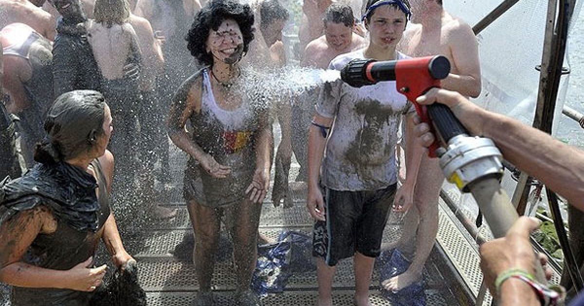 Учасники змагань відмиваються після "брудної" Олімпіади. / © daylife.com