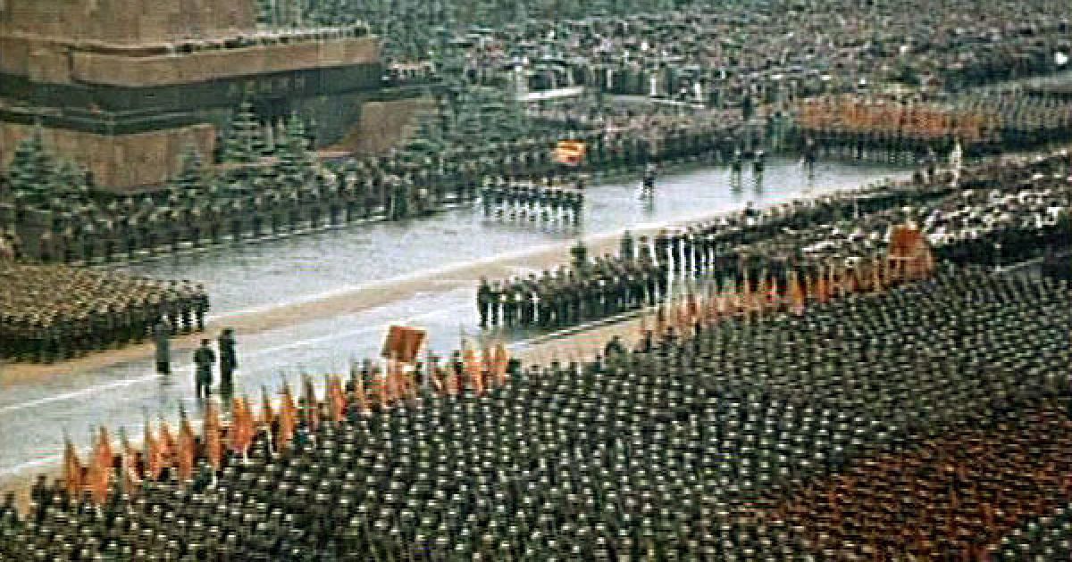 У 1945 році, 24 червня, на Красній площі у Москві пройшов перший парад, присячений перемозі у Великій Вітчизняній війні.