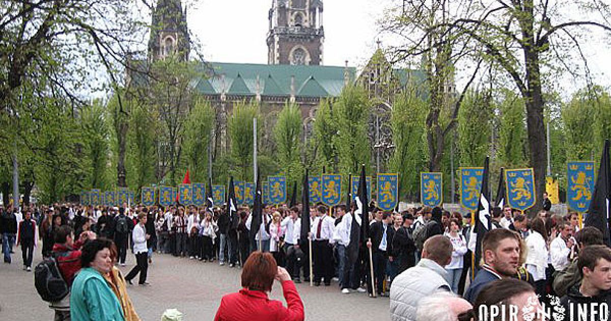 Сотні молодих людей у вишиванках крокували вулицями Львова, скандуючи "Слава Україні!", "Слава нації!", "Україна – понад усе". / © Opir.Info