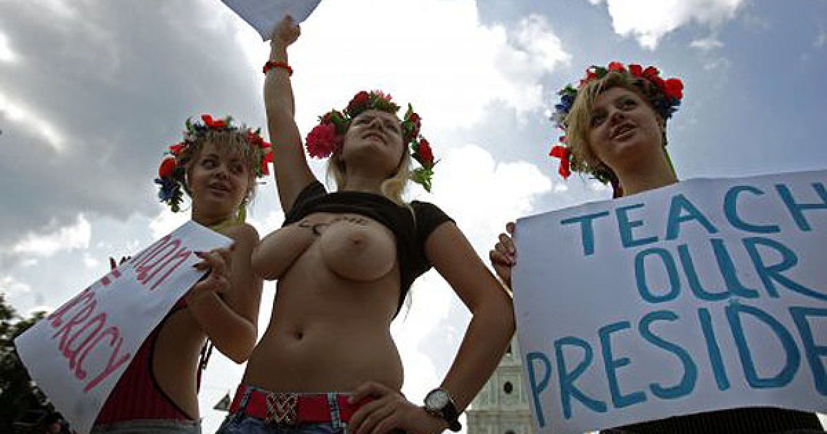 Активістки жіночого руху FEMEN звернулись до Гілларі Клінтон з проханням навчити український уряд гендерній рівності та демократії.