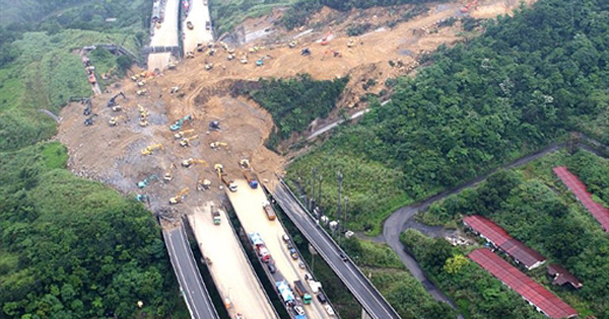Роботи з порятунку людей, що опинилися під землею в наслідок зсуву ґрунту, який стався вчора ввечері, поблизу тайванського міста Кілунг. Рятувальними намагаються знайти ще принаймні 4 автомобілі та тіла 5 людей, які вважаються зниклими без вісти. / © AFP