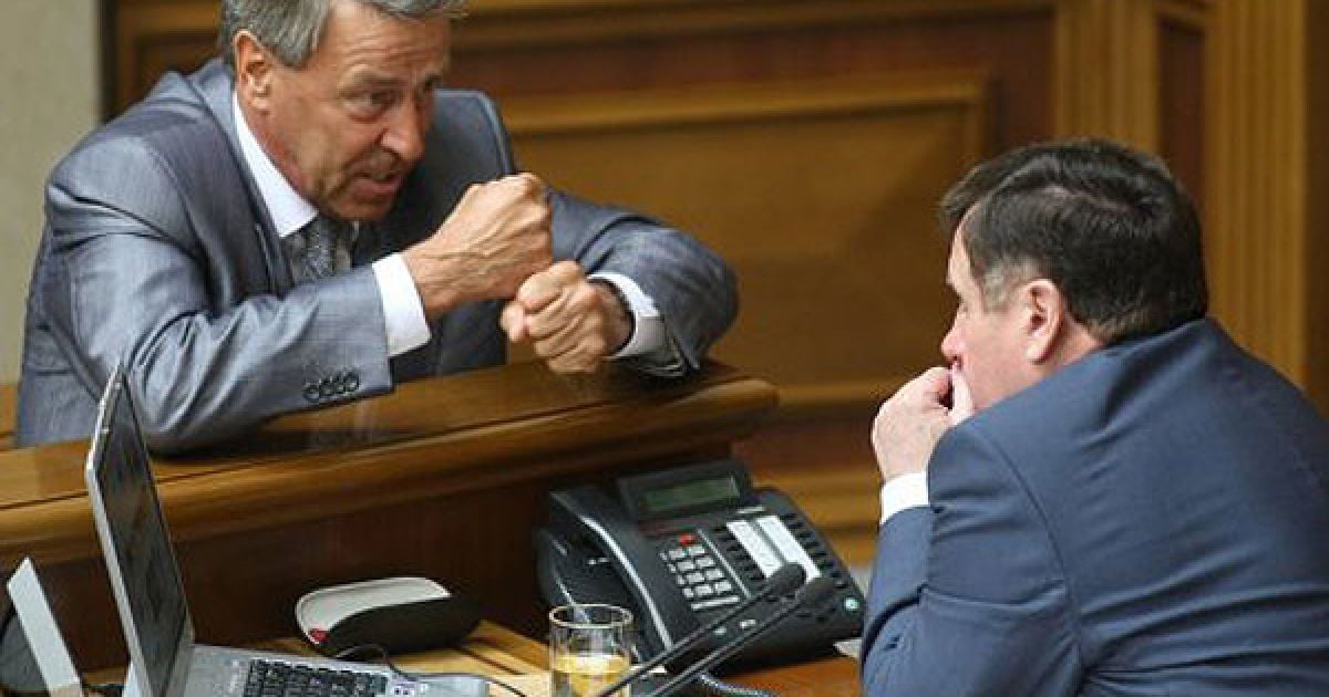 Україна, Київ. Перший заступник голови ВР Адам Мартинюк і лідер БЮТ Іван Кириленко розмовляють під час засідання Верховної Ради України. Лідер фракції БЮТ заявив, що станом на сьогодні 130 народних депутатів від БЮТ підтвердили свою готовність працювати у фракції БЮТ та в опозиції. Він наголосив, що з метою відмежування від депутатів-перебіжчиків фракція БЮТ ухвалила рішення до 1 червня провести перереєстрацію депутатів шляхом написання особистої заяви про підтвердження перебувати в опозиції та у фрації БЮТ. Він зауважив, що термін написання відповідних заяв спливає сьогодні і, таким чином, ті, хто не написав заяви, будуть вважатися такими, що відмовилися працювати у фракції БЮТ.