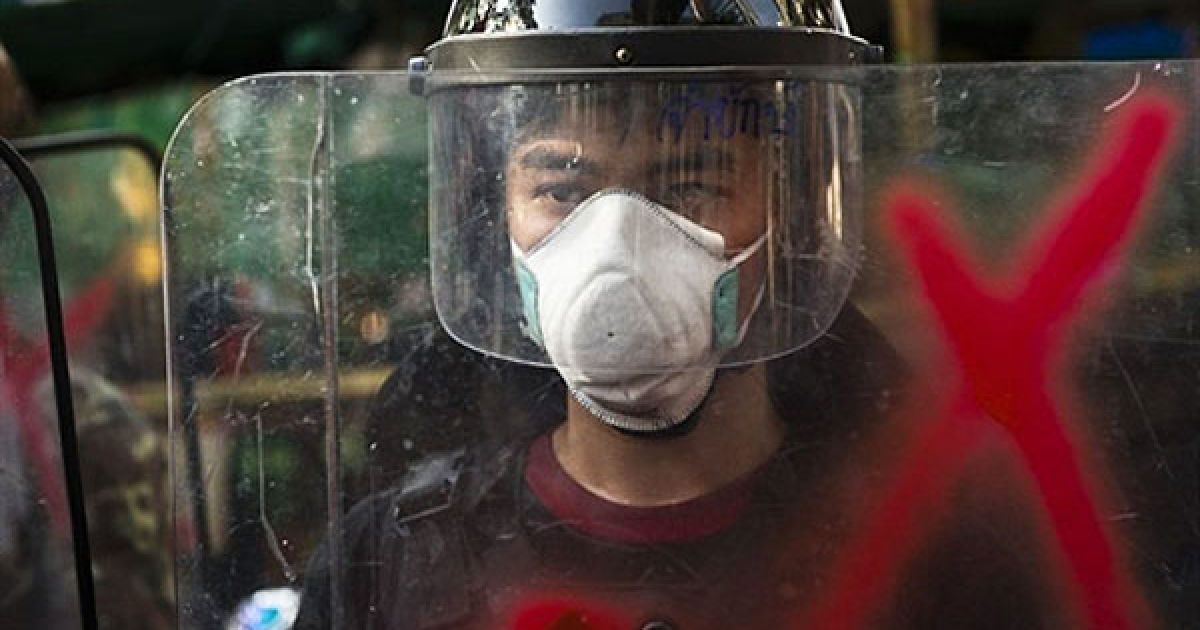 Таїланд, Бангкок. Сили безпеки Таїланду почали бойові дії, спрямовані на ліквідацію наметового табору опозиціонерів у центрі Бангкока, де перебувають близько 6 тисяч людей. Опозиціонери, які називають себе "червоними сорочками", вже два місяця тому розбили наметовий табір в центрі міста, де проводять антиурядові виступи.