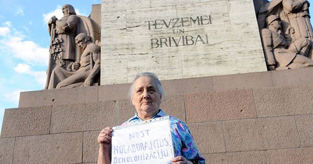 Окремим учасникам акції латвійських націоналістів вдалося дійти до монументу різними вулицями.