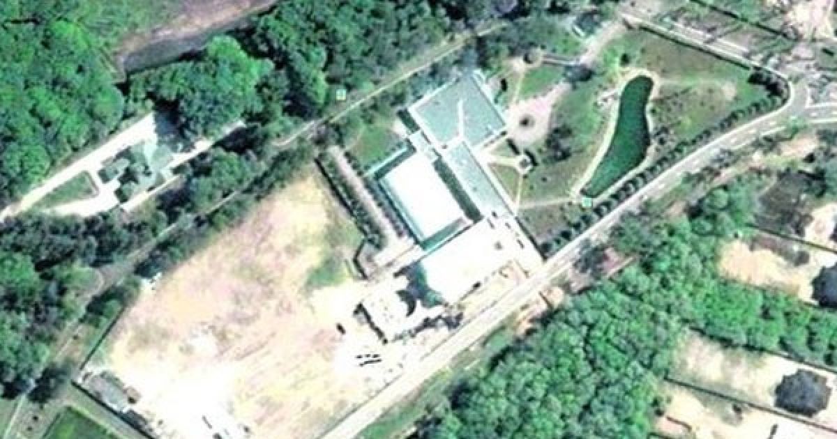 Неподалік від корту розташований будинок, в якому живе президент / © Сегодня