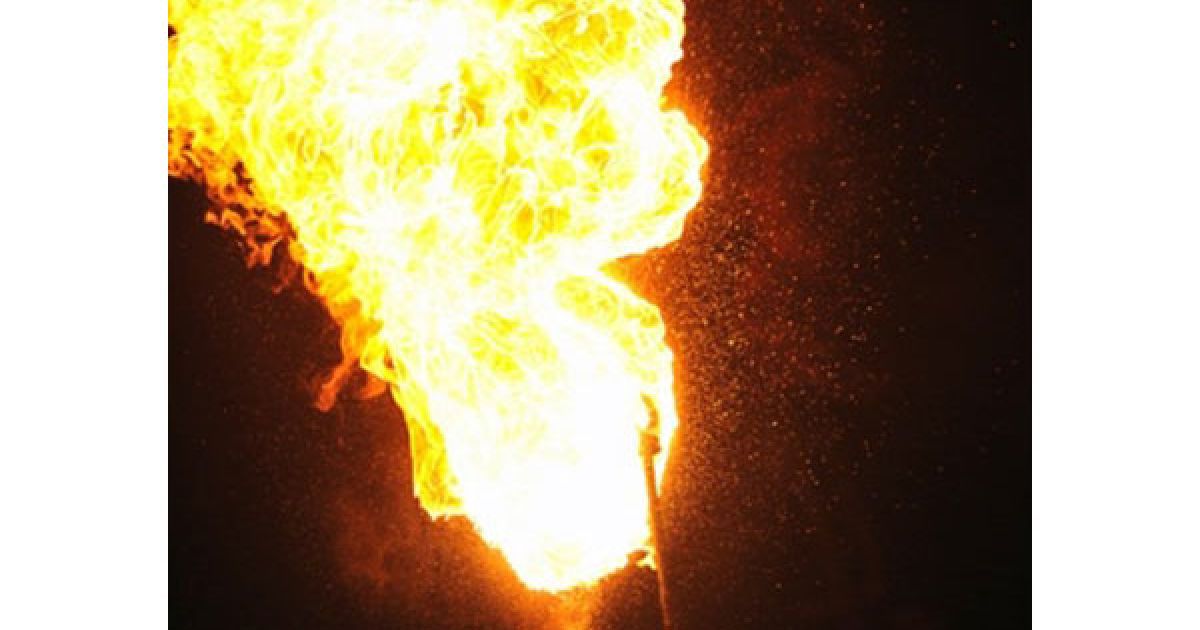 У вогняному шоу взяли участь українські артисти, а також спеціально запрошені зарубіжні гості з Німеччини, Угорщини, Росії та інших країн. / © AFP
