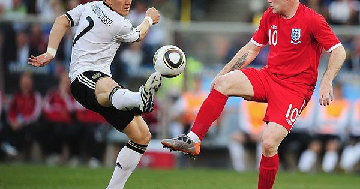 Швайнштайгер і Руні ведуть боротьбу за м&rsquo;яч / © Getty Images/Fotobank