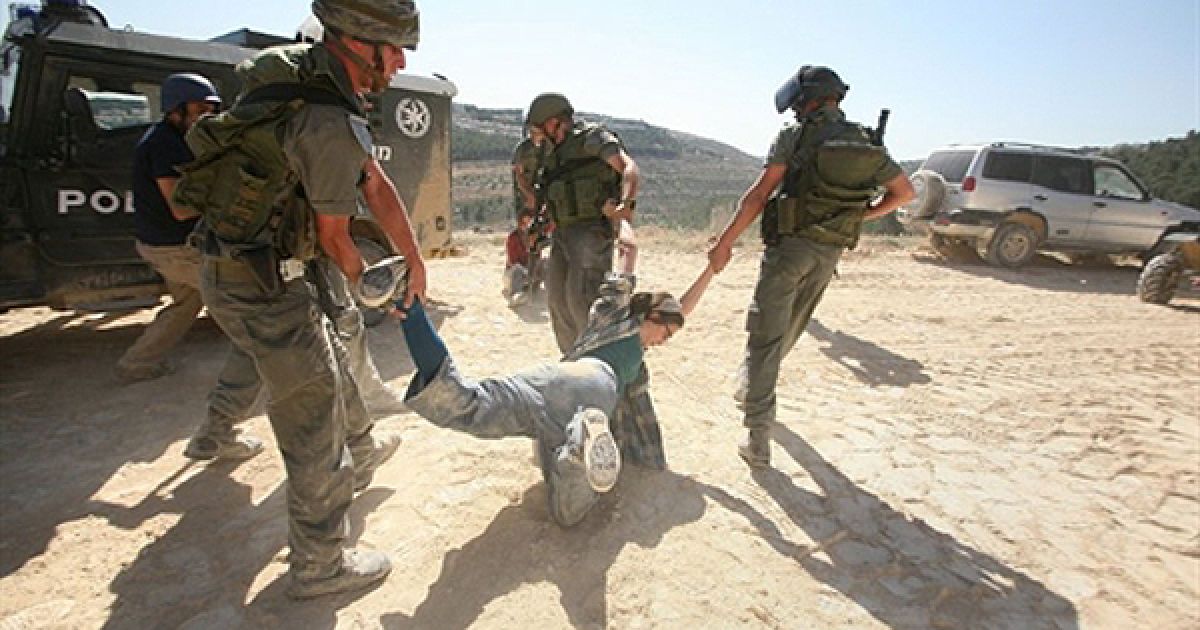 Ізраїльська поліція розігнала демонстрацію палестинців та активістів міжнародних правозахисних організацій. Які вимагали ліквідації роздільного муру між поселеннями. Ізраїль вважає, що мур є необхідним елементом безпеки держави. А Палестина стверджує, що мур є нічим іншим як окупація своїх територій. / © AFP